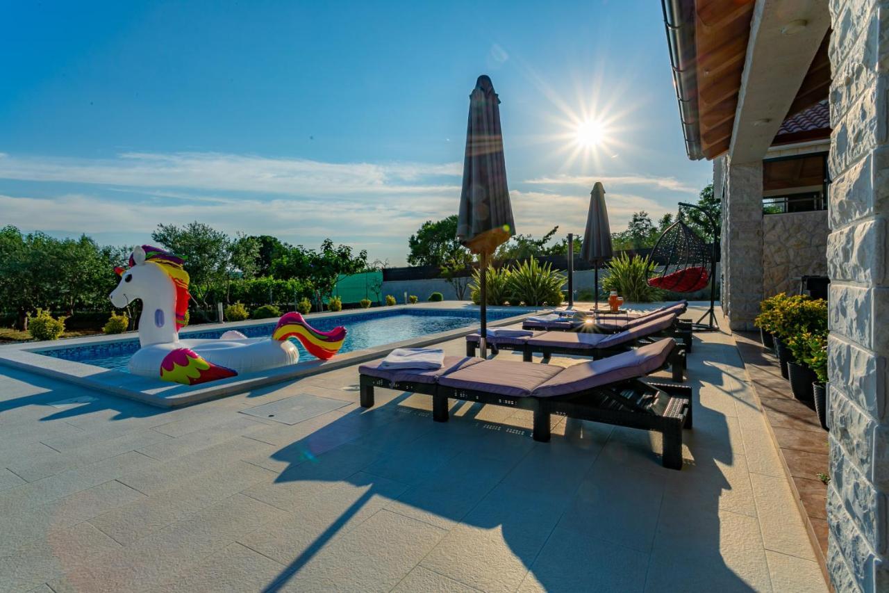 Villa Lorema-Pet Friendly On 5000 Sqm Garden,Pool, Jacuzzi, Billiard&Ps5 Sveti Filip i Jakov Buitenkant foto