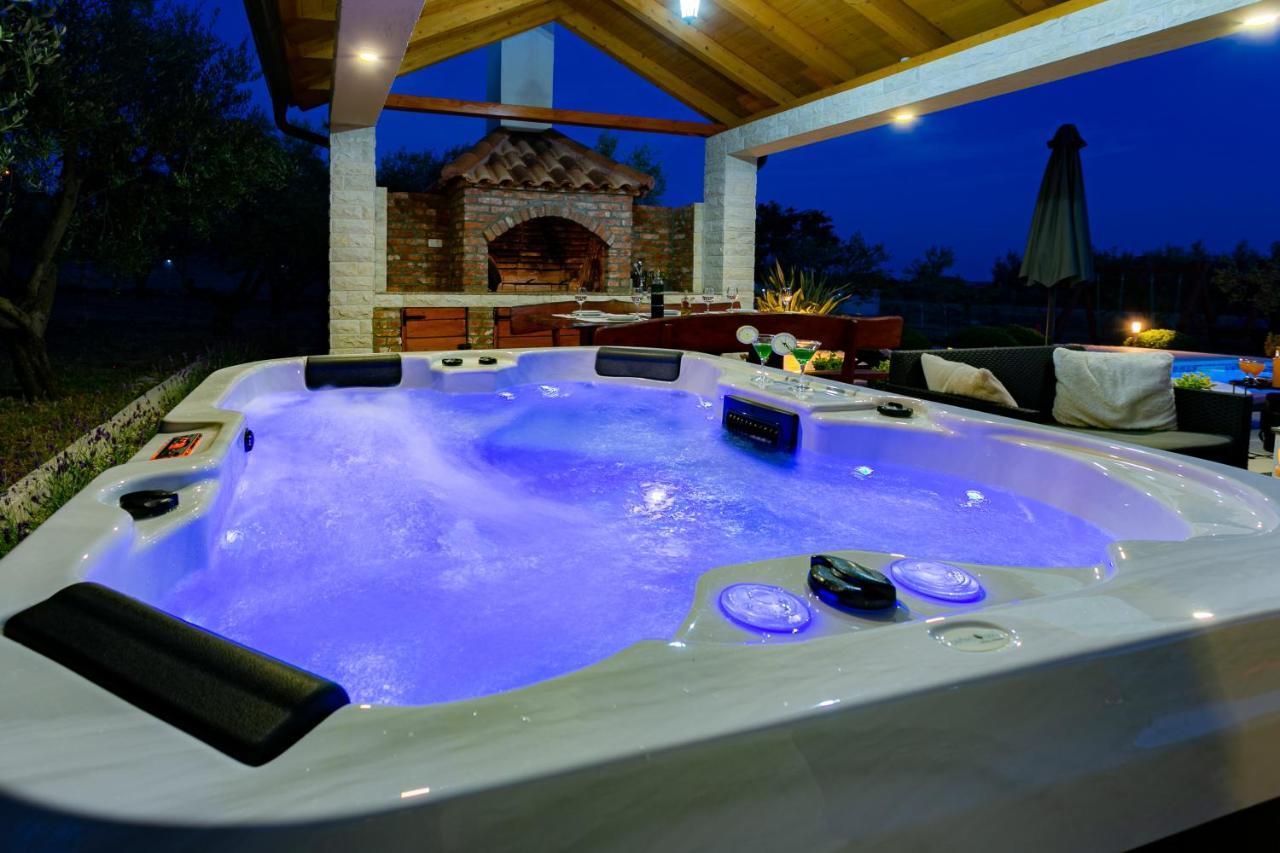 Villa Lorema-Pet Friendly On 5000 Sqm Garden,Pool, Jacuzzi, Billiard&Ps5 Sveti Filip i Jakov Buitenkant foto