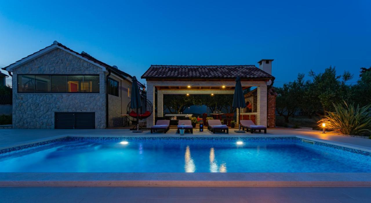 Villa Lorema-Pet Friendly On 5000 Sqm Garden,Pool, Jacuzzi, Billiard&Ps5 Sveti Filip i Jakov Buitenkant foto